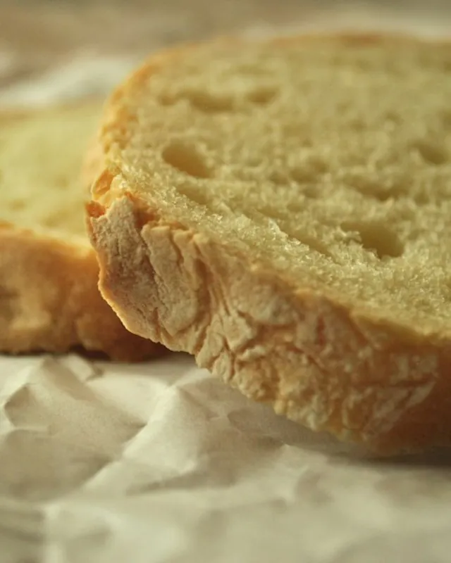 Detalhe da crosta e da textura do miolo de um pão rústico